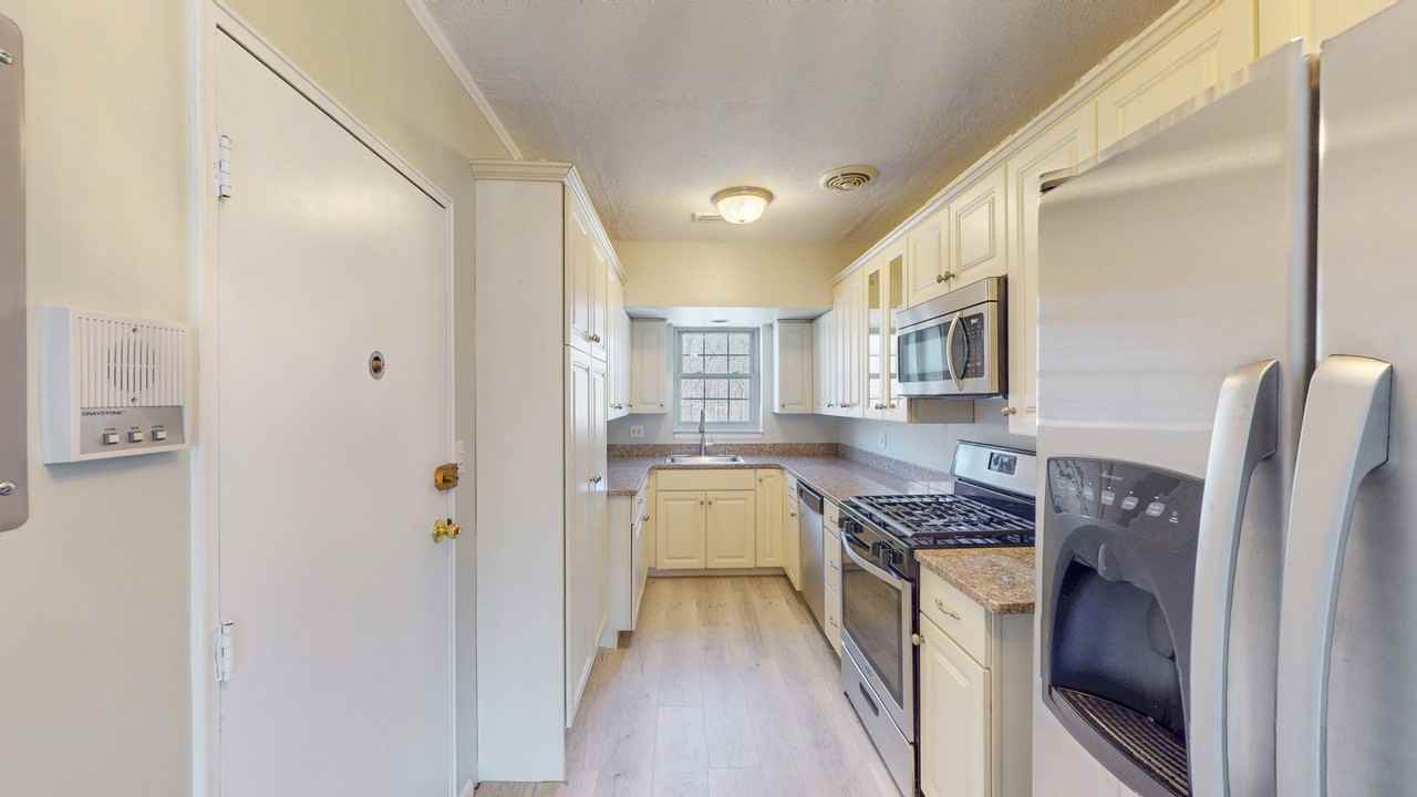 140 Lake Shore Rd #4 - Photo 6 of 19