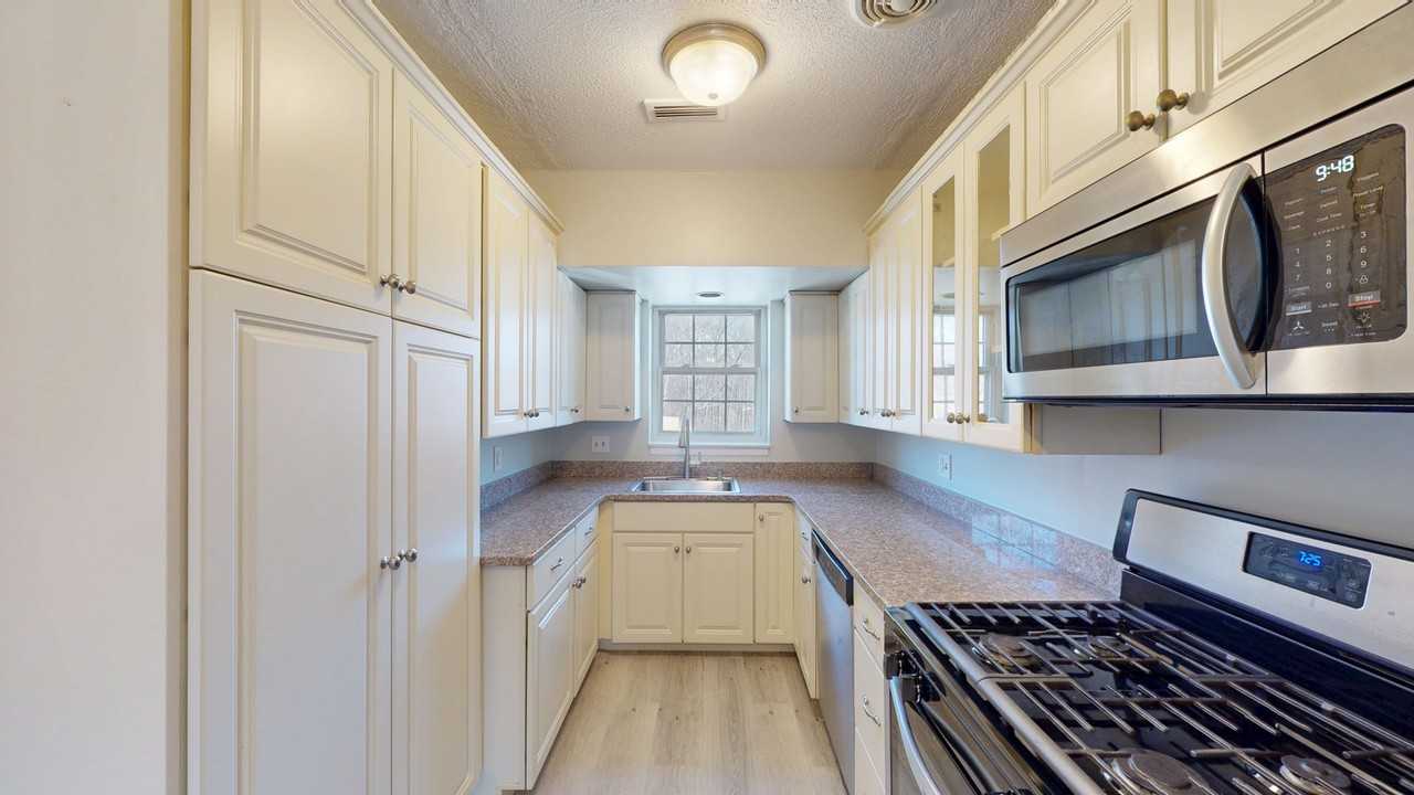 140 Lake Shore Rd #4 - Photo 7 of 19