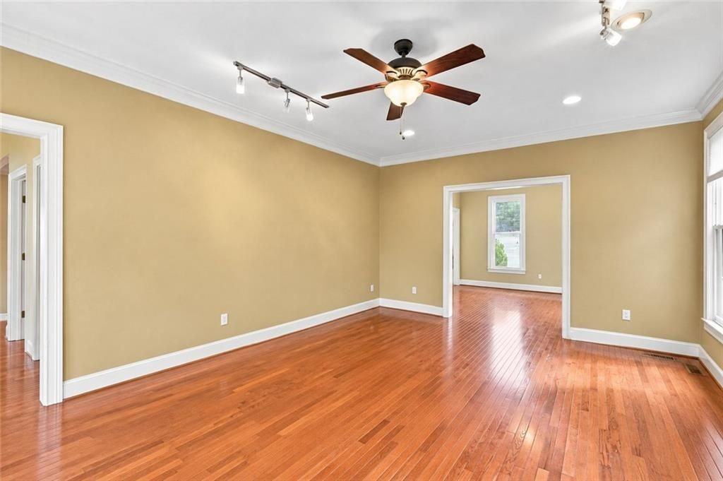 3535 Claridge Dr - Photo 5 of 37