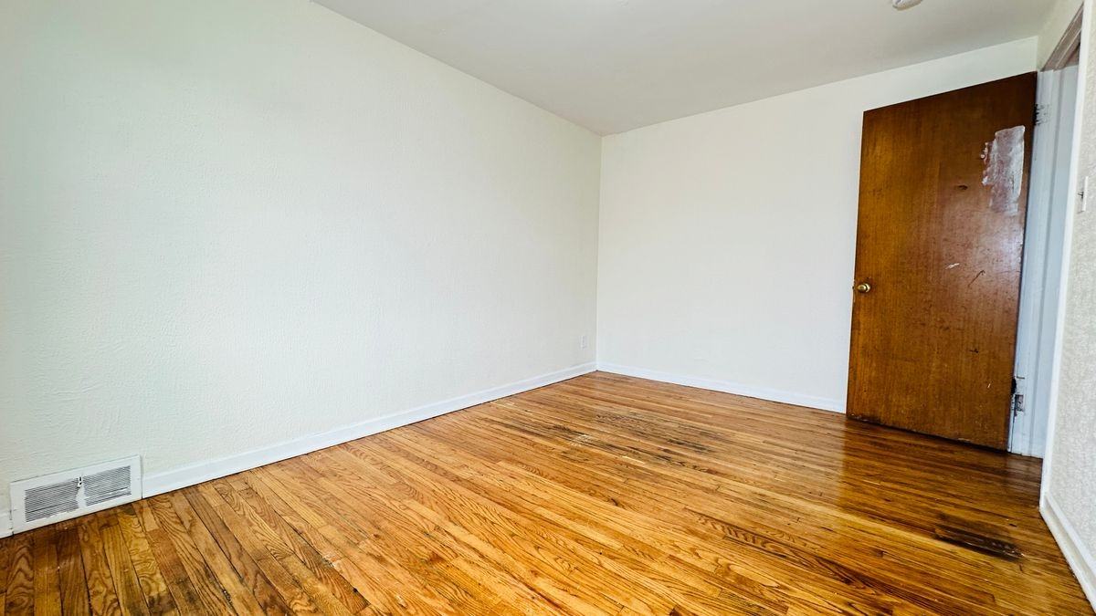 1553 Whitney Ave - Photo 4 of 18