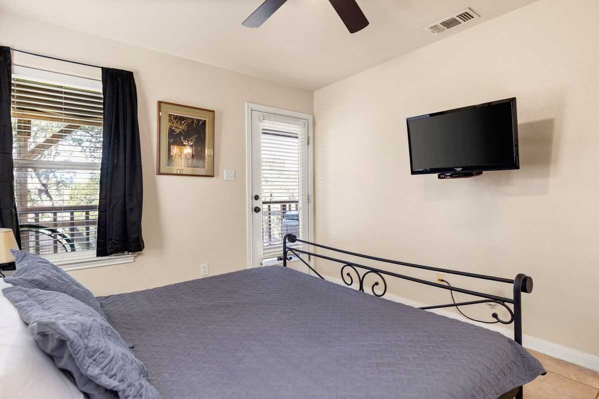 1536 Lake Blf - Photo 7 of 37