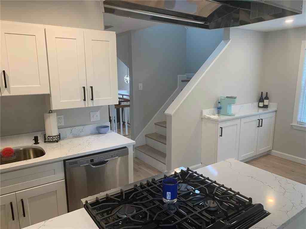 33 Van Zandt Ave ##1 - Photo 7 of 20