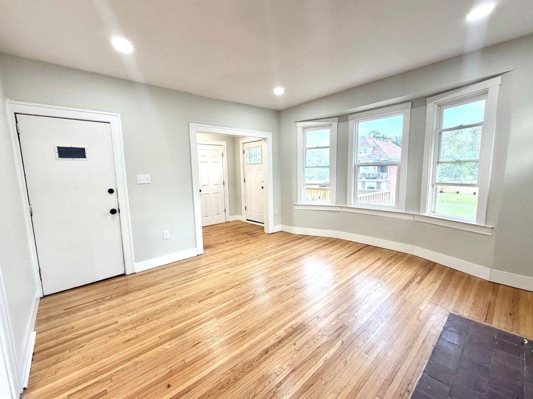2924 Columbus St - Photo 2 of 28