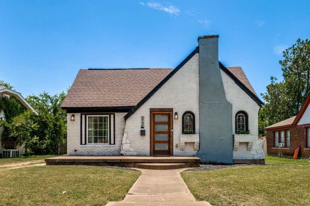 2744 Catherine St - Photo 2 of 24