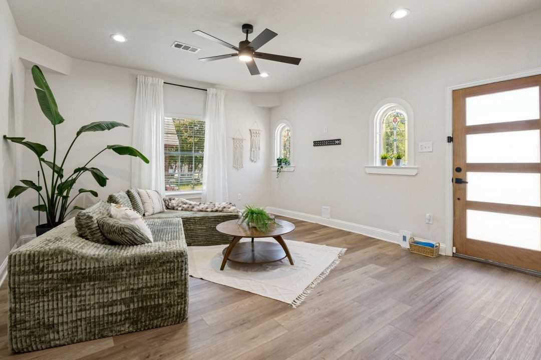 2744 Catherine St - Photo 4 of 24