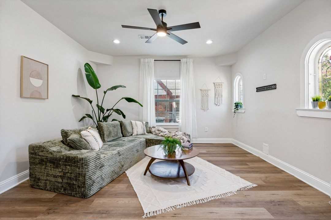 2744 Catherine St - Photo 6 of 24
