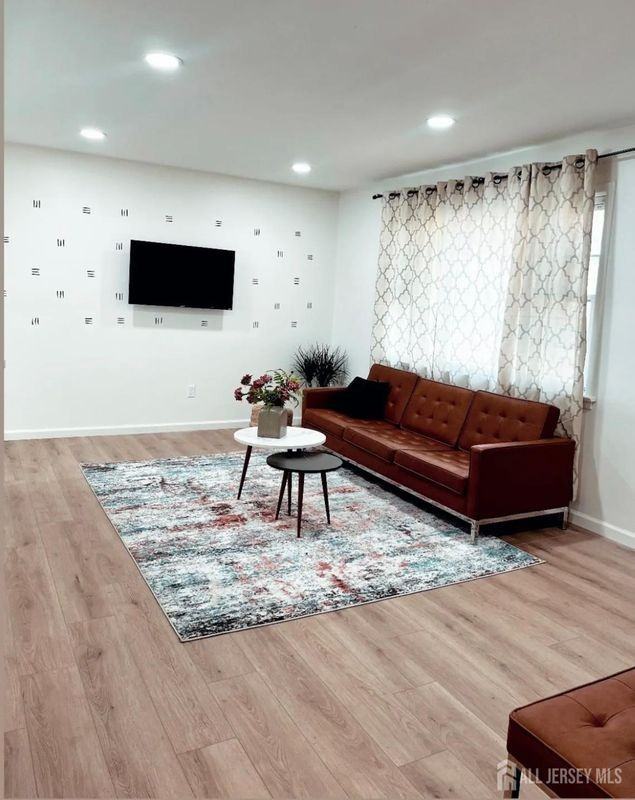 85 Woodrow Ave - Photo 3 of 10
