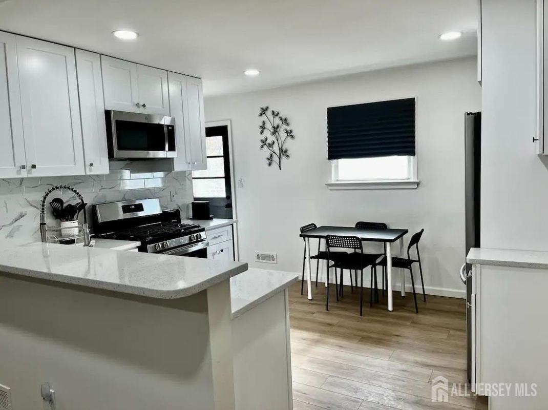 85 Woodrow Ave - Photo 4 of 10