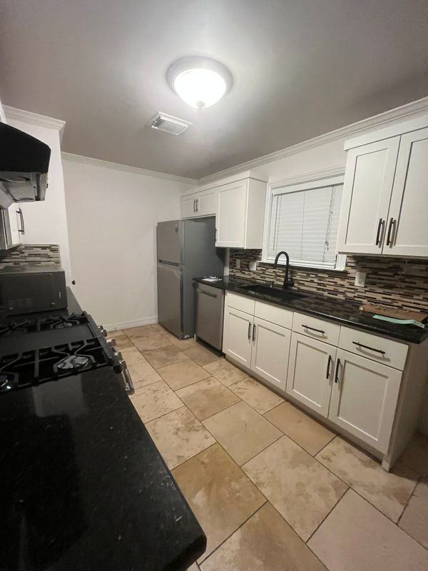 10405 Georgian Dr - Photo 3 of 15