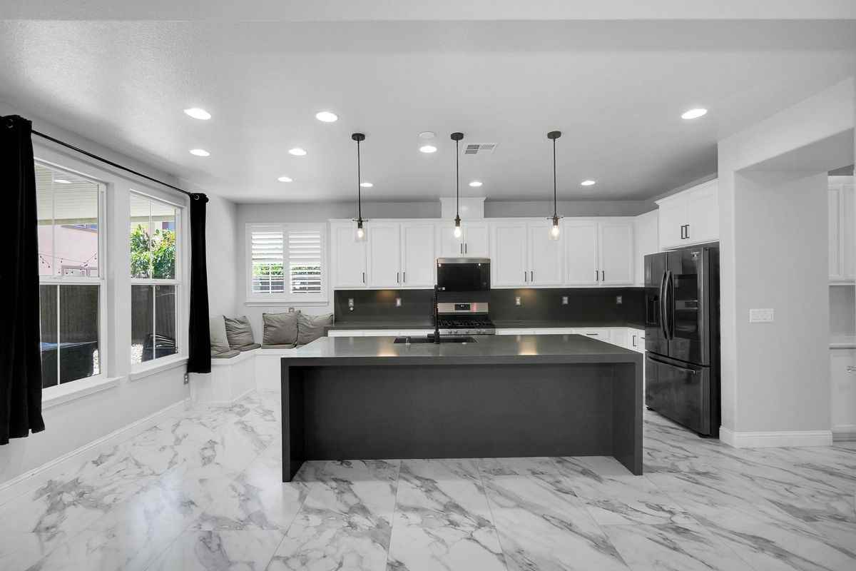 321 Myrtle Ln - Photo 4 of 49