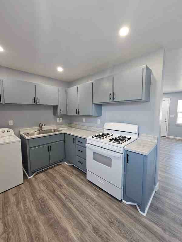 2922 N Hill St - Photo 2 of 11