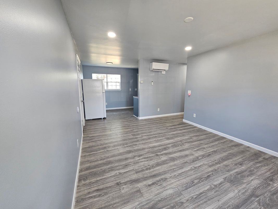 2922 N Hill St - Photo 4 of 11