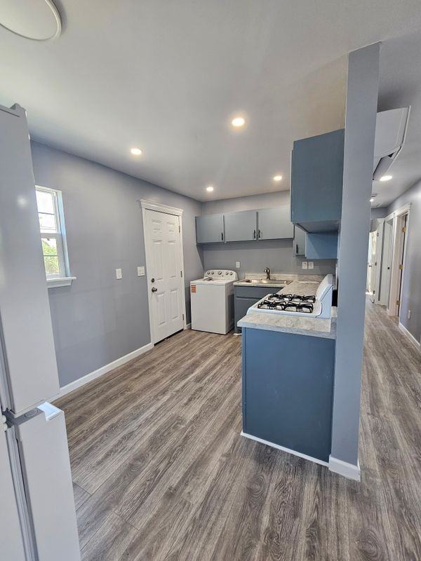 2922 N Hill St - Photo 5 of 11