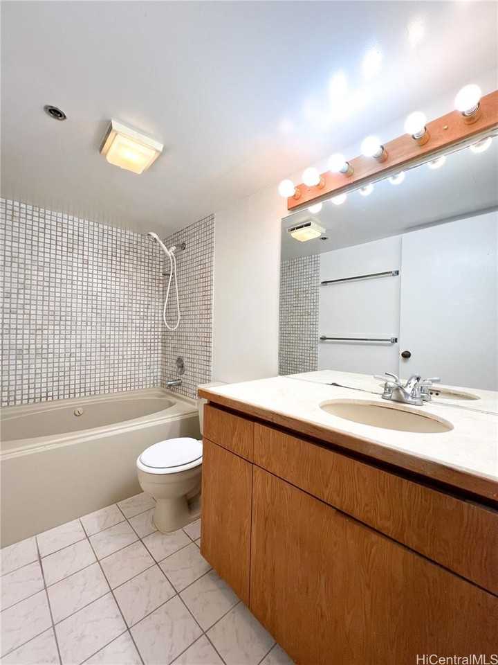 1088 Bishop St #1012 - Photo 5 of 17
