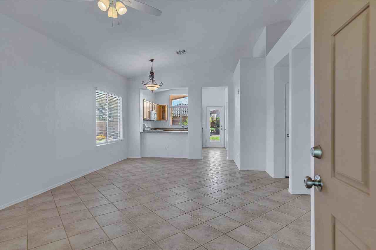 40716 N Capital Ct - Photo 5 of 27