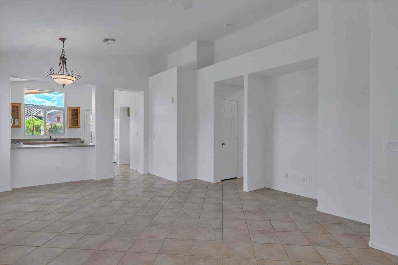 40716 N Capital Ct - Photo 7 of 27