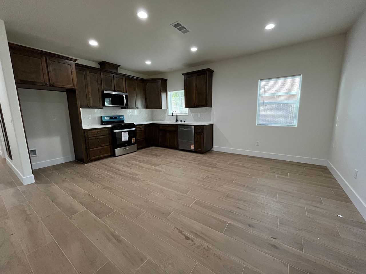 440 N Westwood Ave - Photo 3 of 11