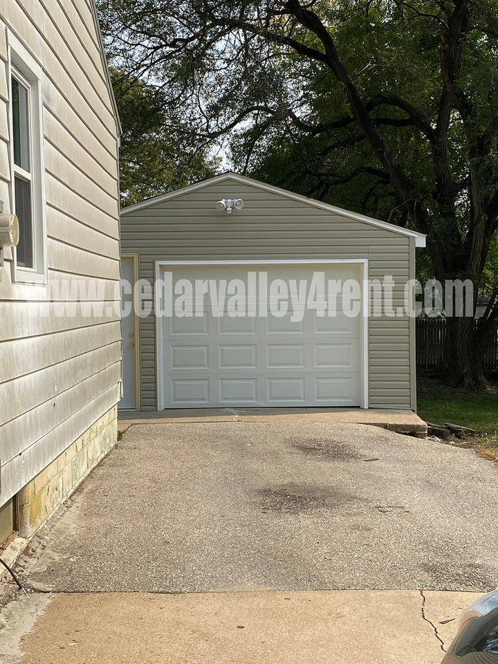 806 Ash St - Photo 2 of 10