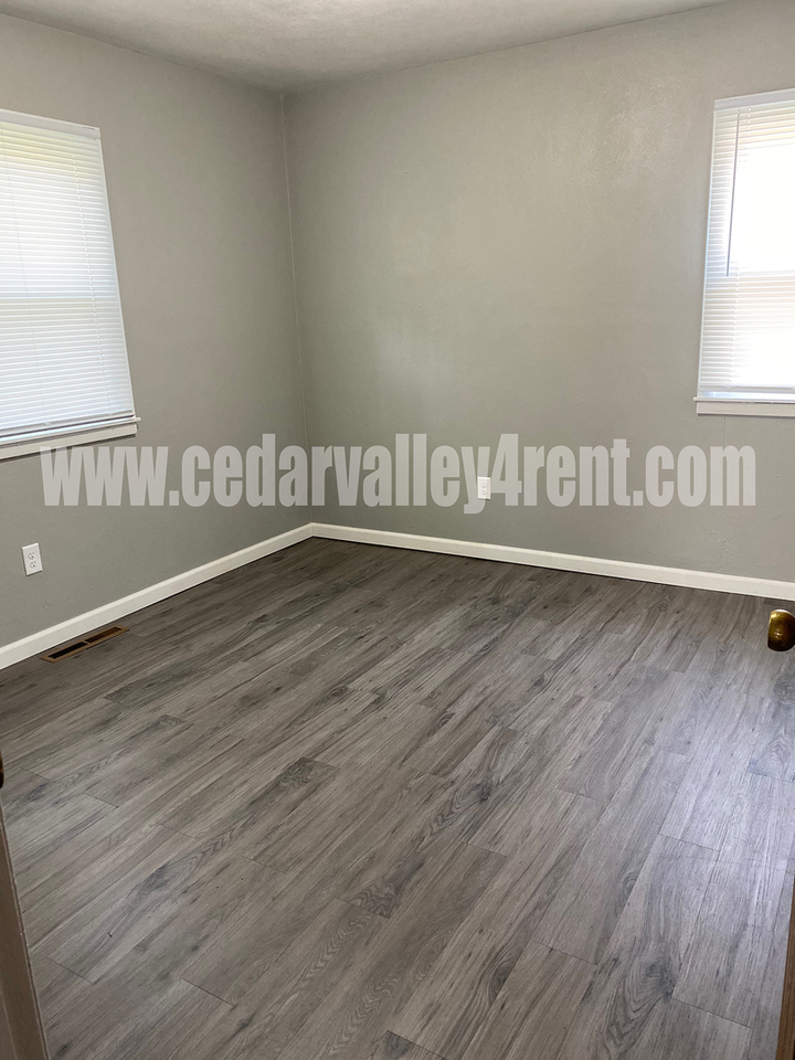 806 Ash St - Photo 4 of 10