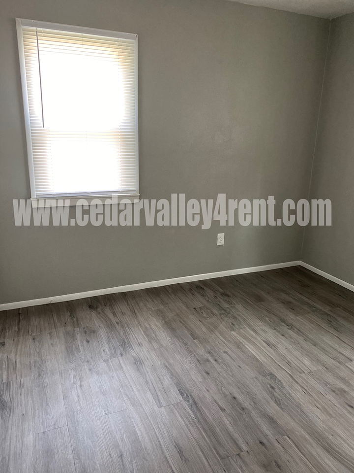 806 Ash St - Photo 6 of 10