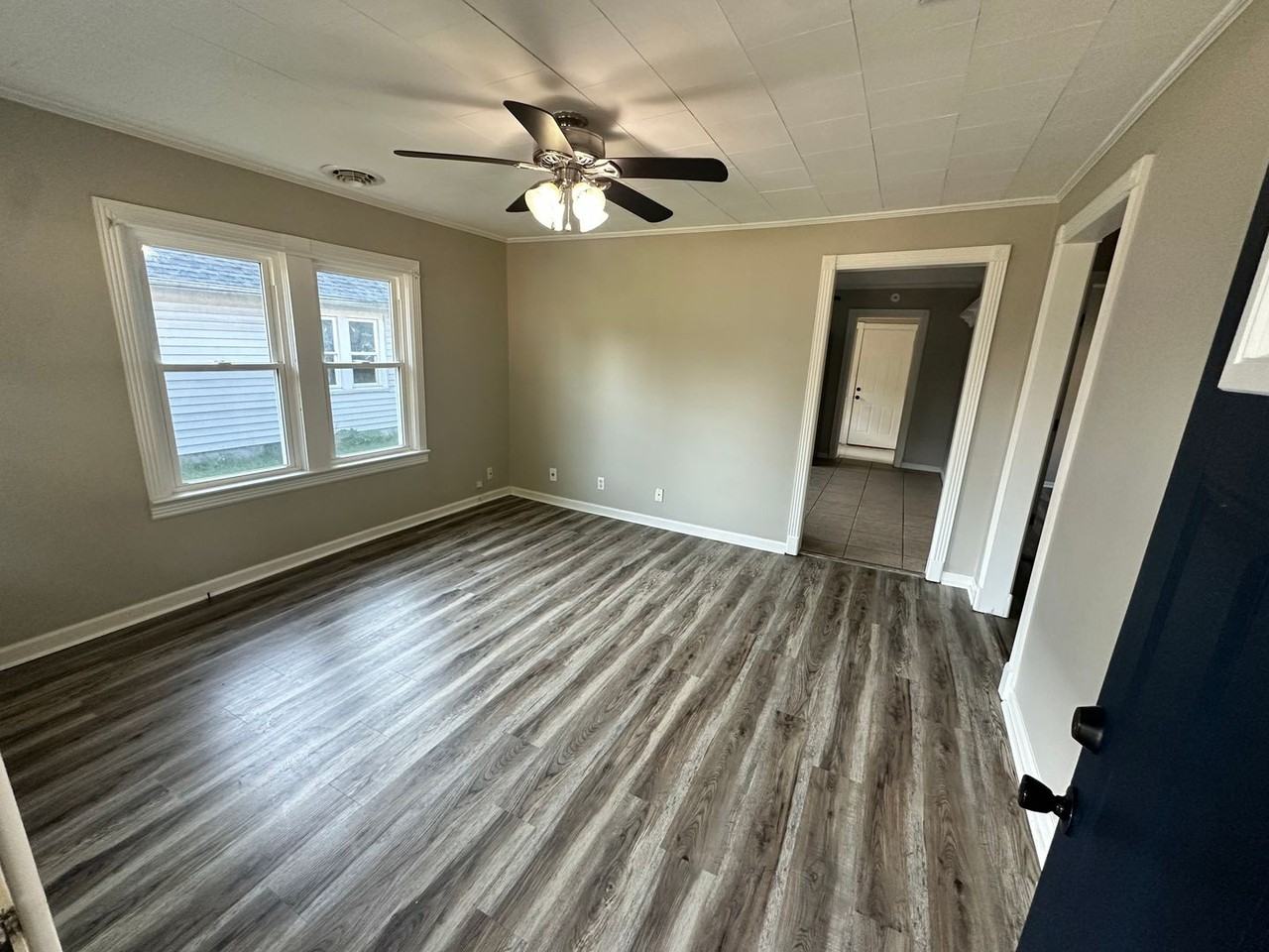 303 W 8th St - Photo 3 of 11