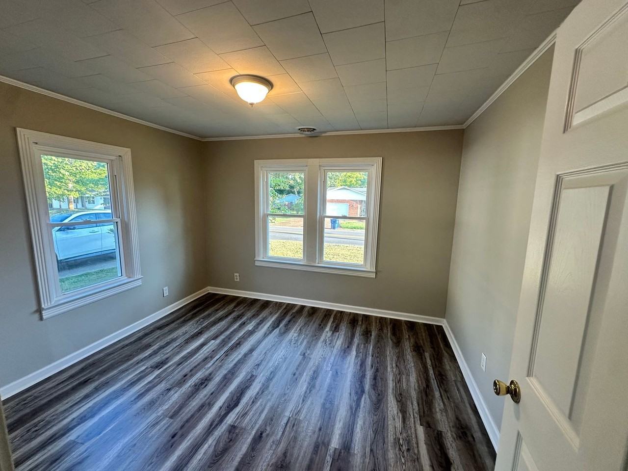 303 W 8th St - Photo 4 of 11