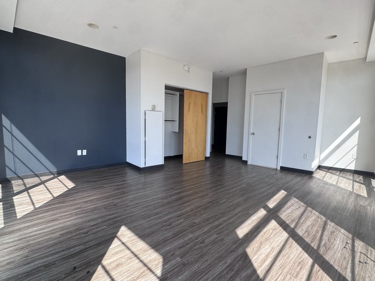 160 E Berkeley St #501 - Photo 3 of 16