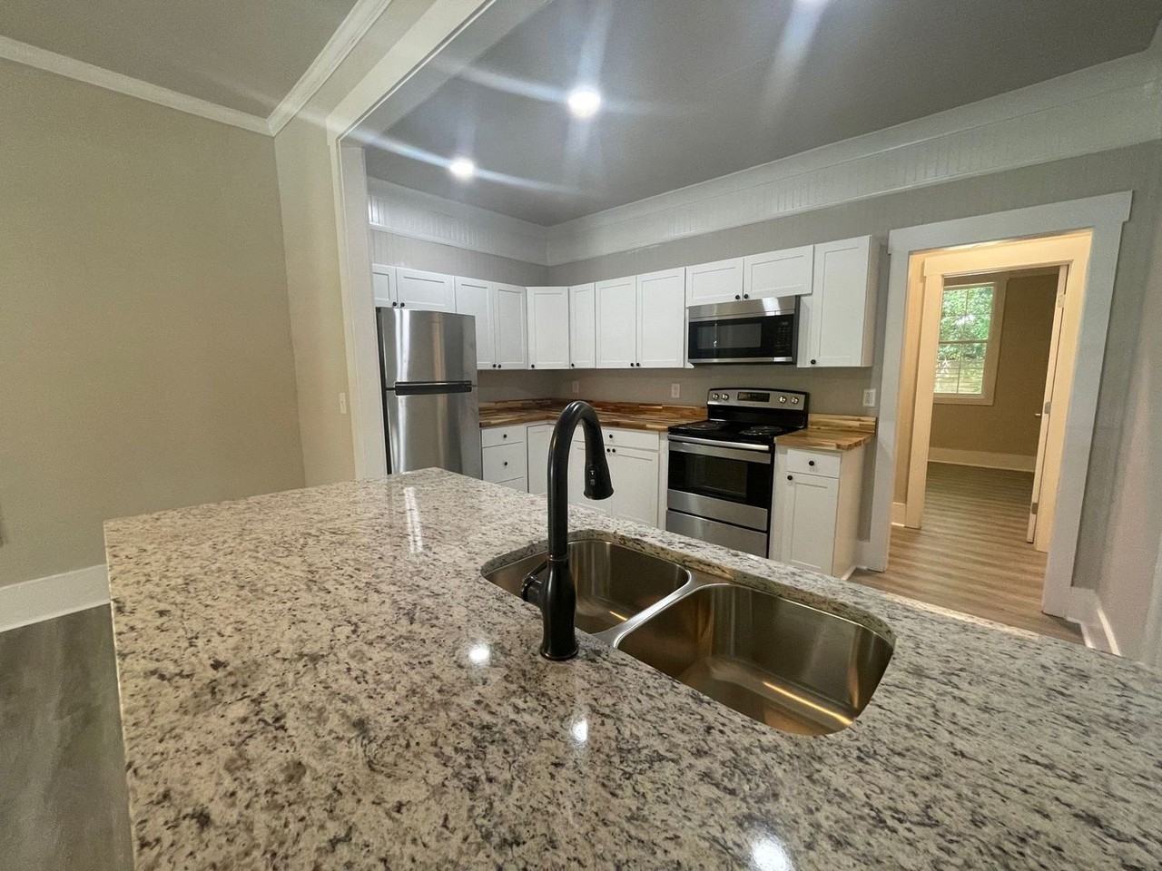 386 N Chase St - Photo 2 of 11