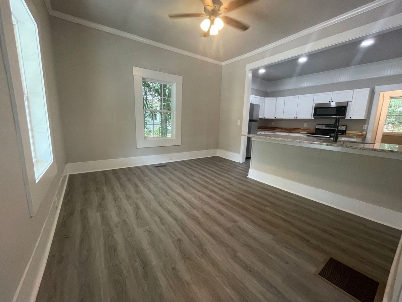 386 N Chase St - Photo 3 of 11