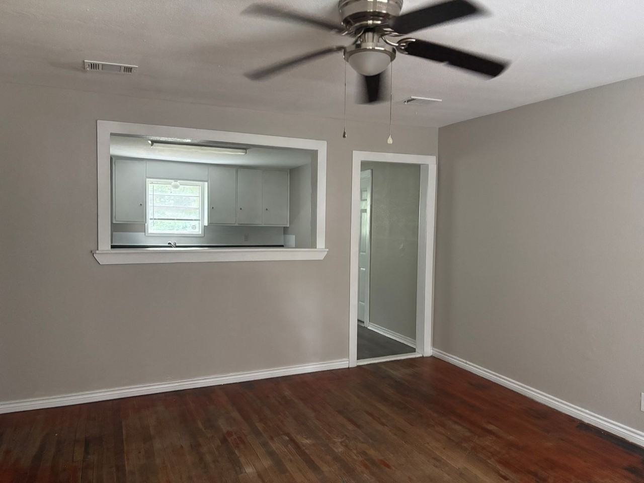 806 E Scott St - Photo 2 of 6