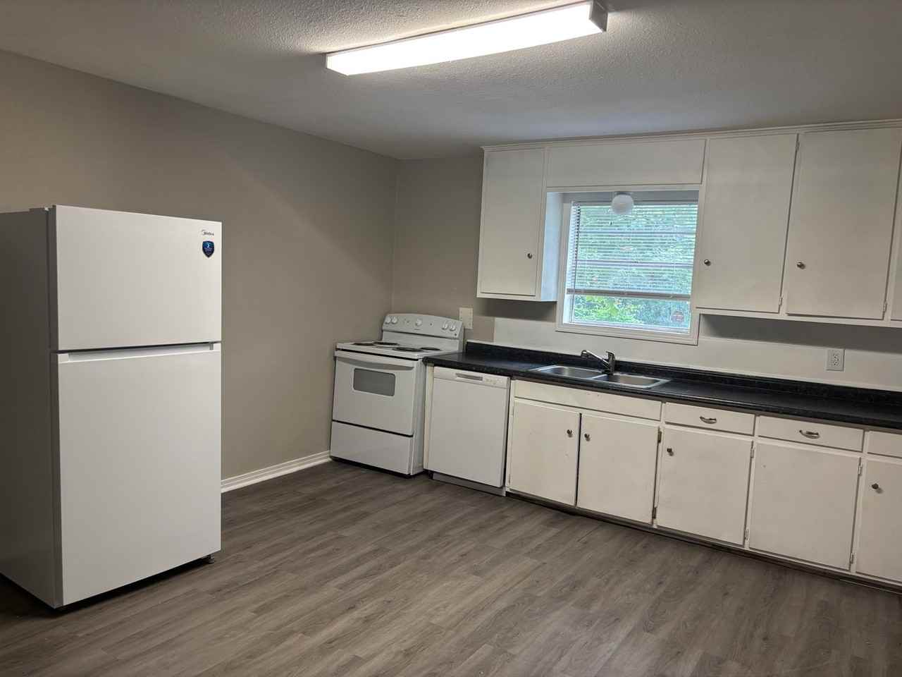 806 E Scott St - Photo 3 of 6