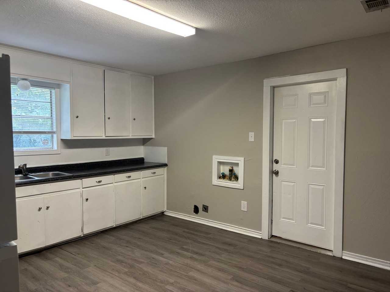 806 E Scott St - Photo 4 of 6