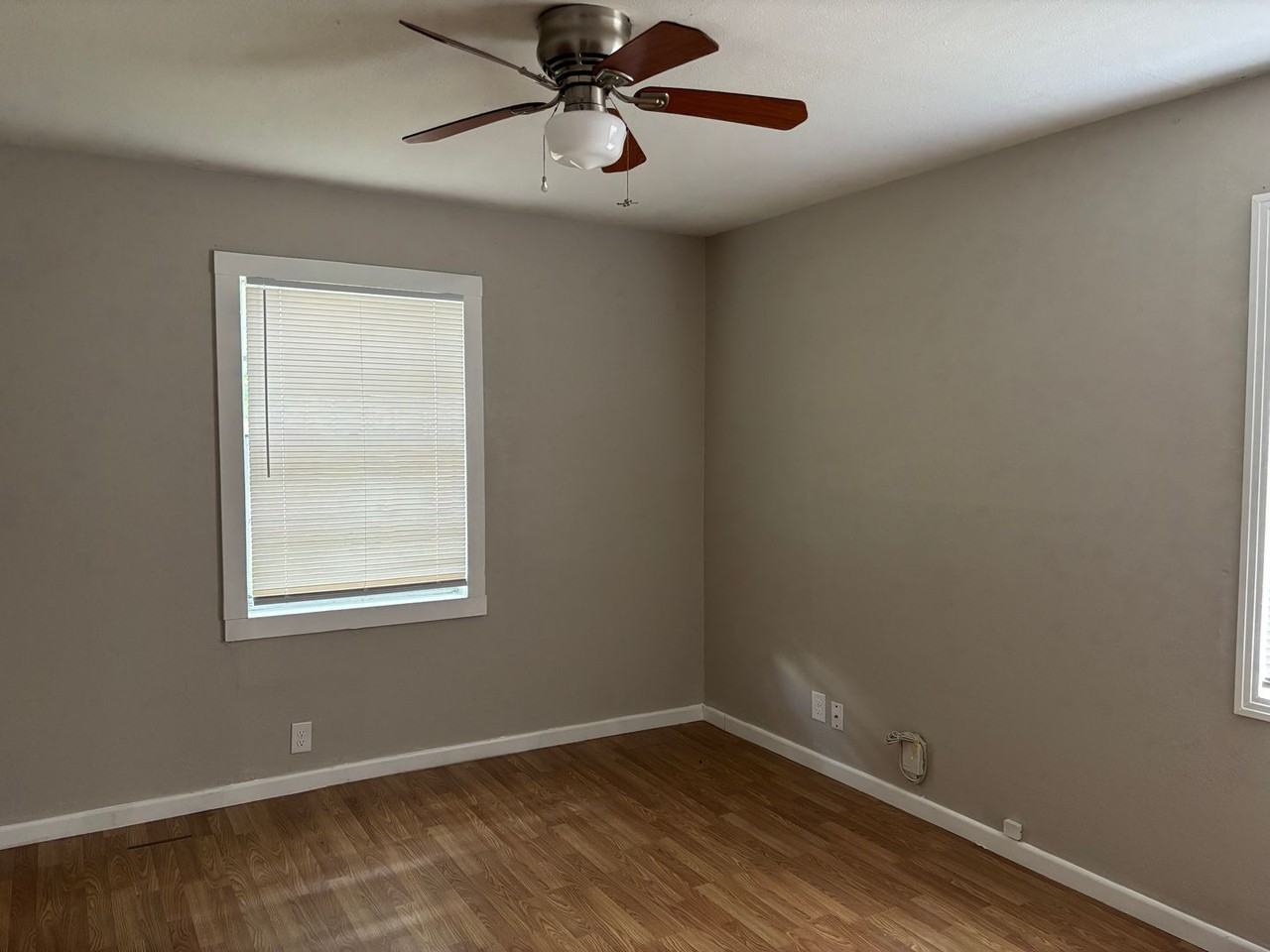 806 E Scott St - Photo 5 of 6