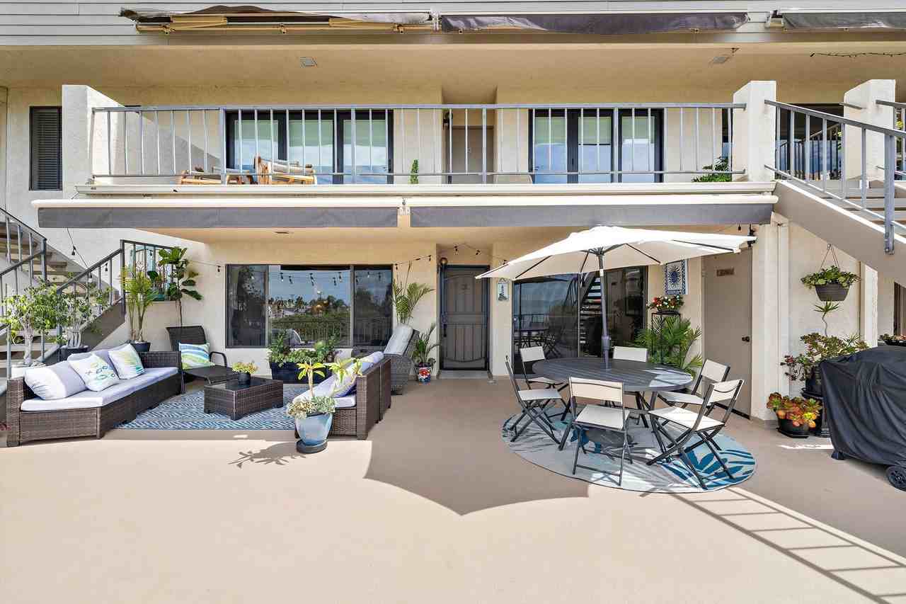 320 Encino Ln - Photo 3 of 38