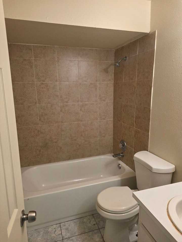 5620 7th Street Ct E - Photo 5 of 8