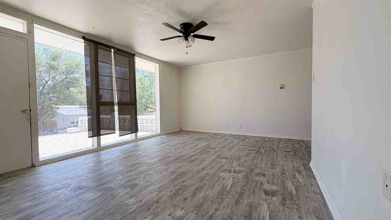 607 W 11th St - Photo 2 of 7