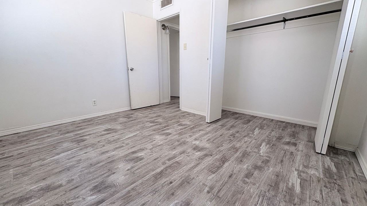 607 W 11th St - Photo 4 of 7