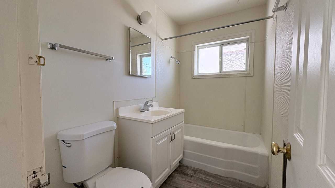 607 W 11th St - Photo 5 of 7