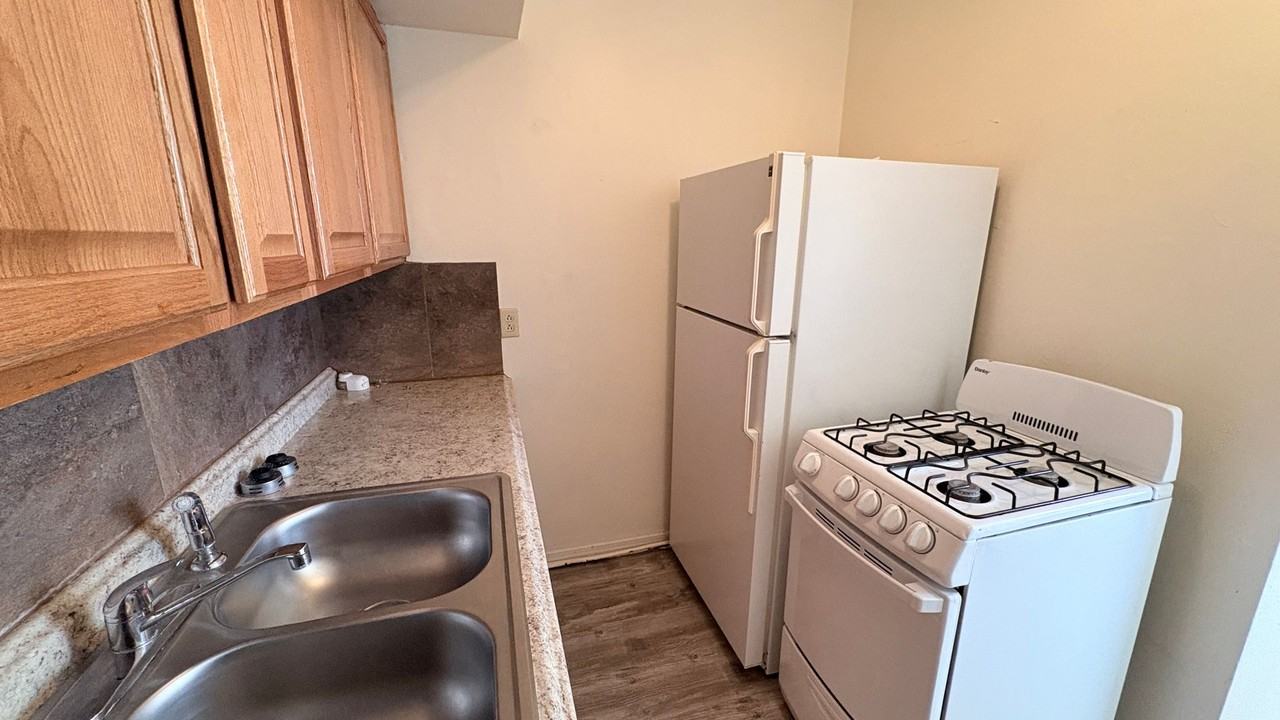 607 W 11th St - Photo 7 of 7