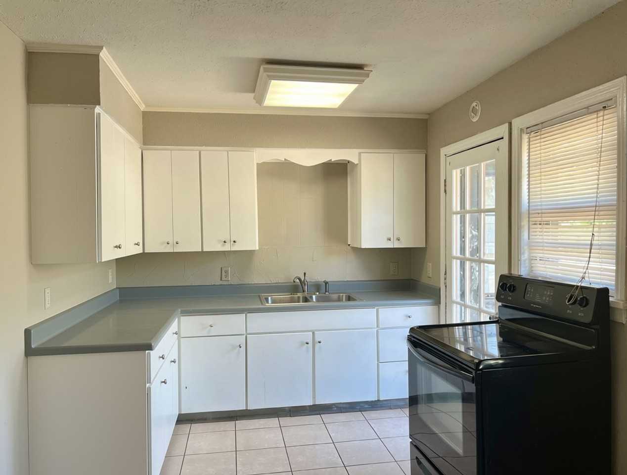 3029 W Fairfield Ave - Photo 3 of 11