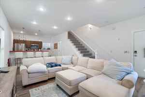 featured image of 719 N Oakland Ave
