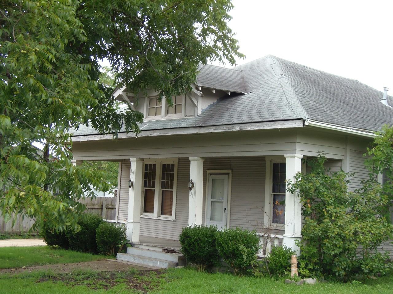 311 N Doak St #NA - Photo 3 of 9