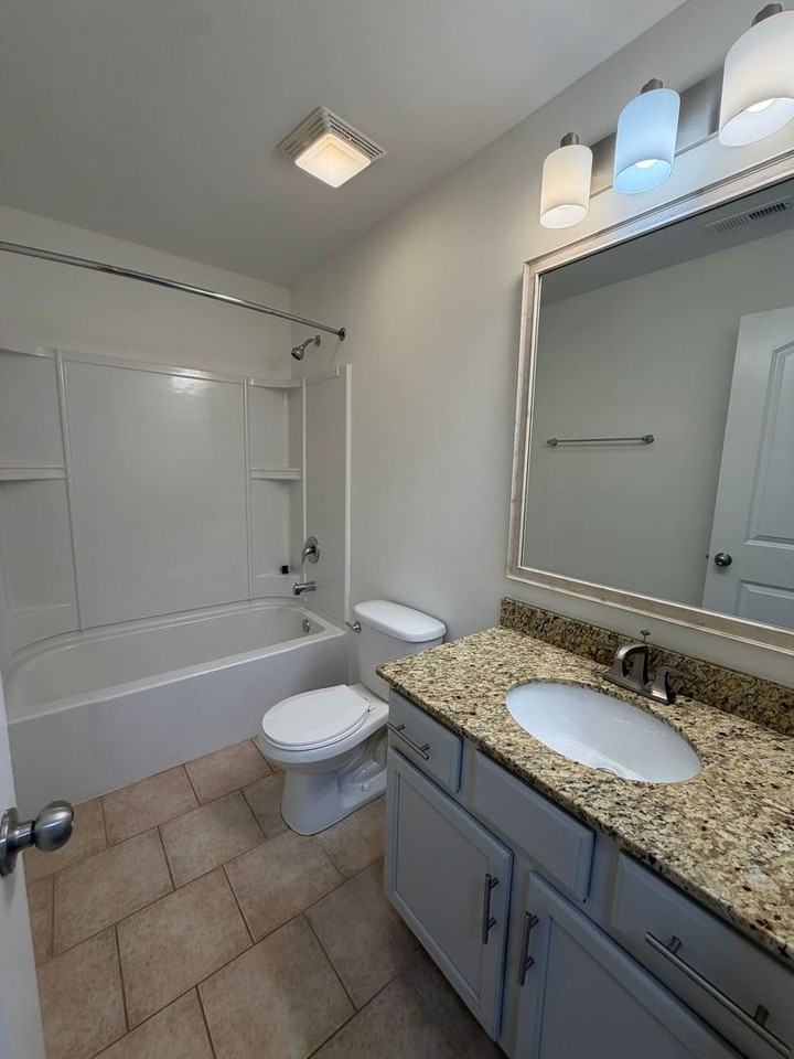 1049 Ellis Pond Dr - Photo 3 of 13