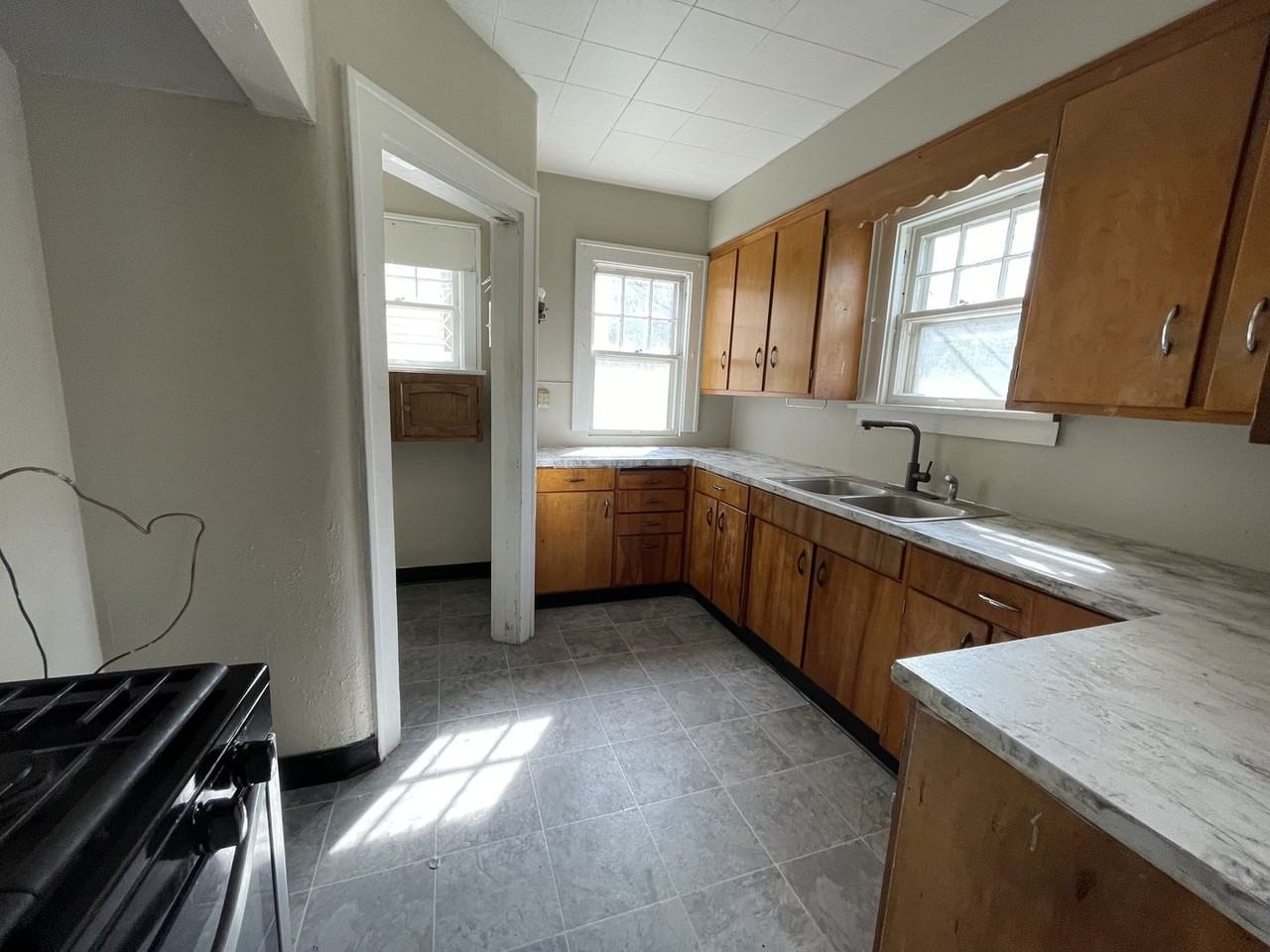 2587 Titus Ave - Photo 4 of 11