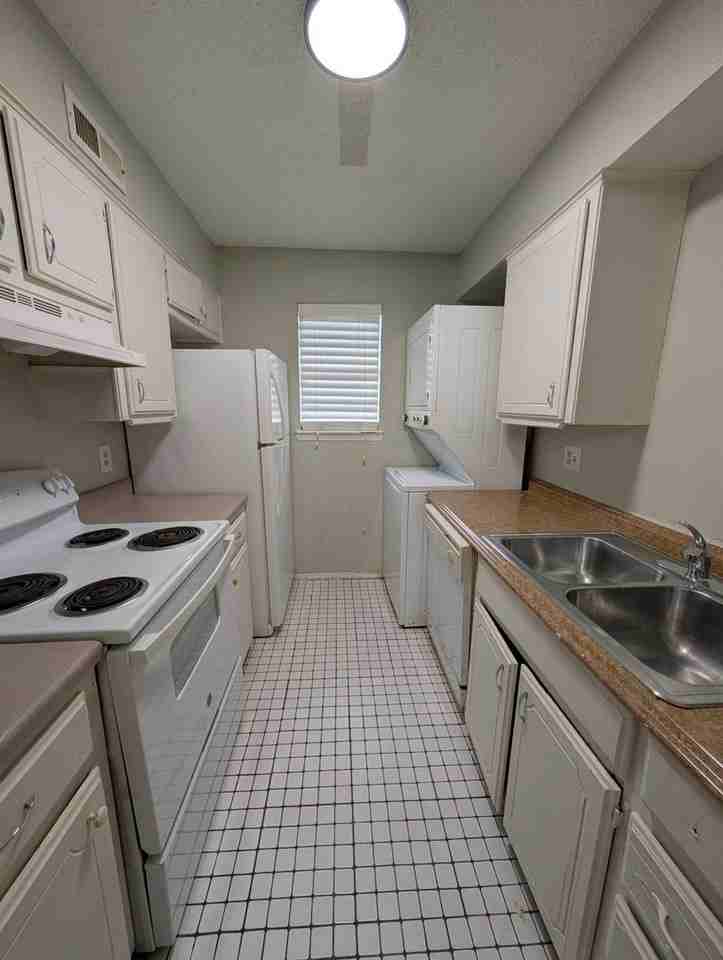 850 Greenvale Rd - Photo 3 of 9