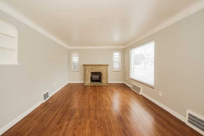 20831 Lake Shore Blvd - Photo 4 of 12