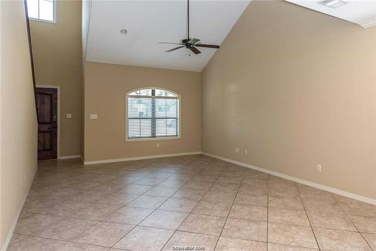 819 Churchill St - Photo 5 of 21