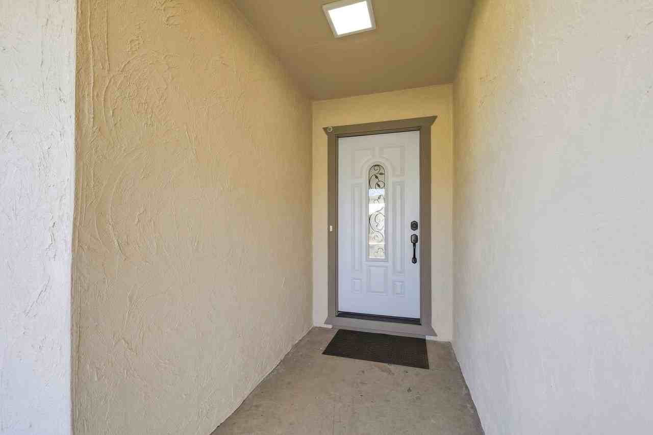 560 Glenburry Way - Photo 4 of 40