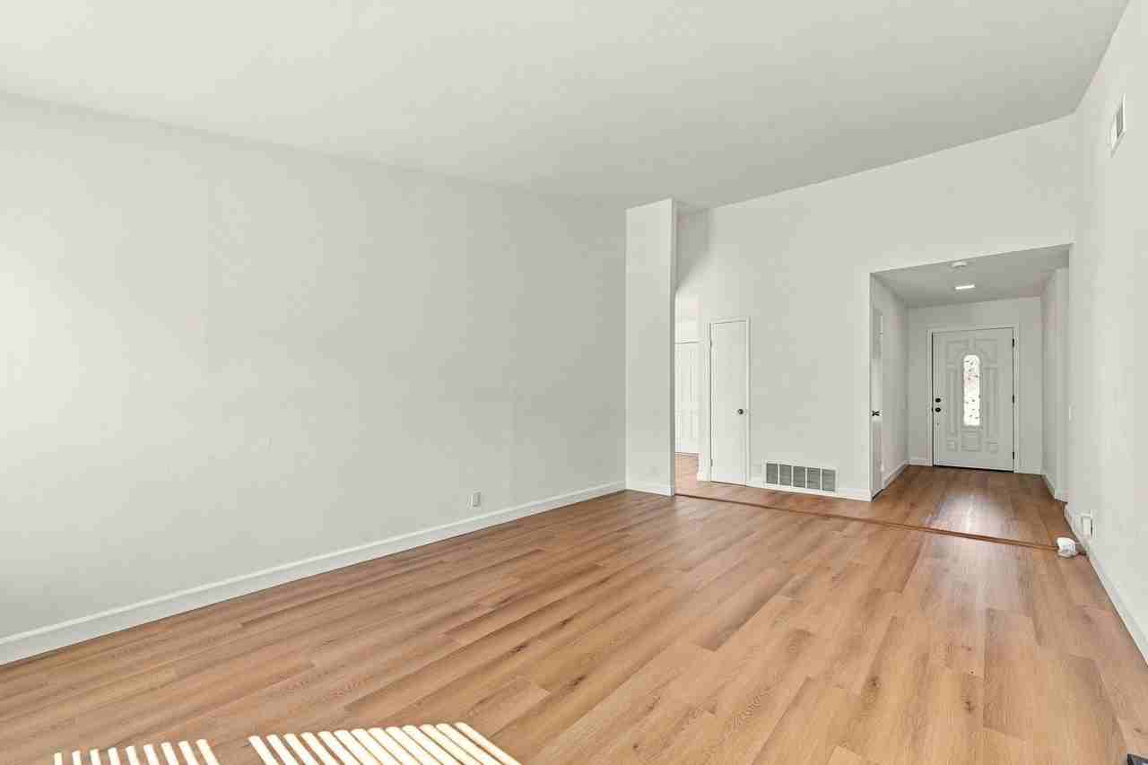 560 Glenburry Way - Photo 5 of 40