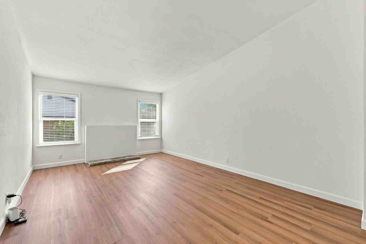 560 Glenburry Way - Photo 7 of 40